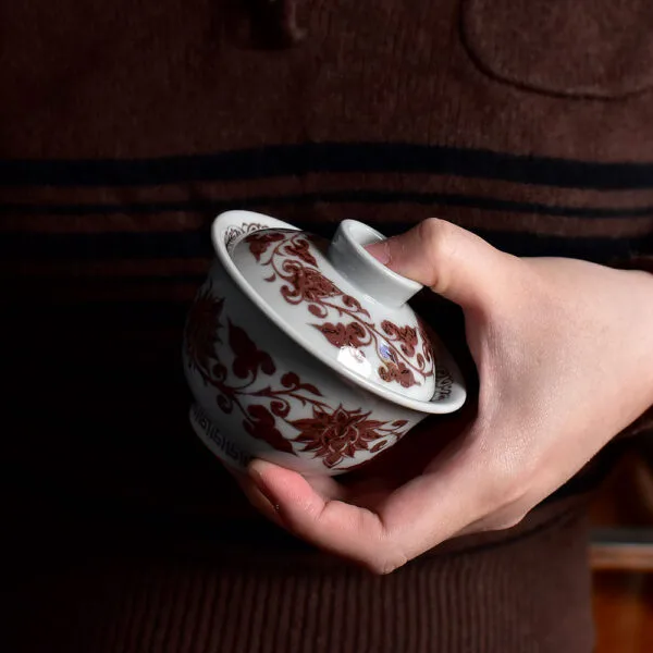 釉里红缠枝莲盖碗