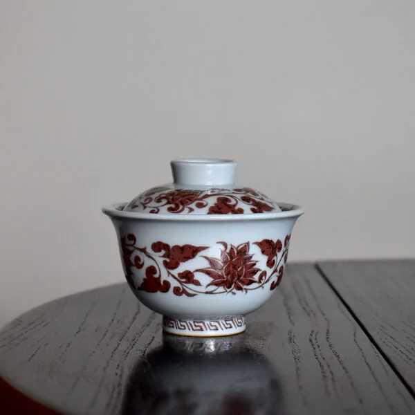 釉里红缠枝莲盖碗